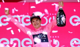 Carapaz in leader's maglia rosa starts