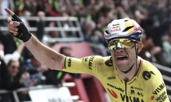Wout van Aert besiegt Tadej Pogacar in der Arena von Roubaix